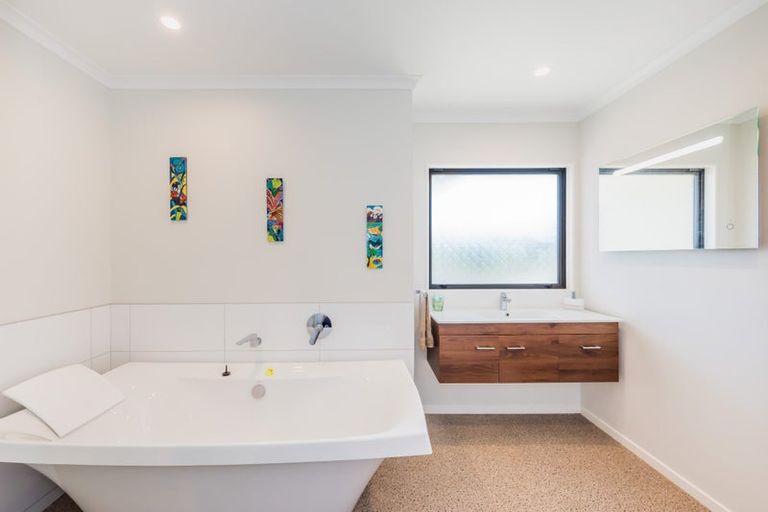 Photo of property in 46 Hicks Crescent, Waikanae Beach, Waikanae, 5036