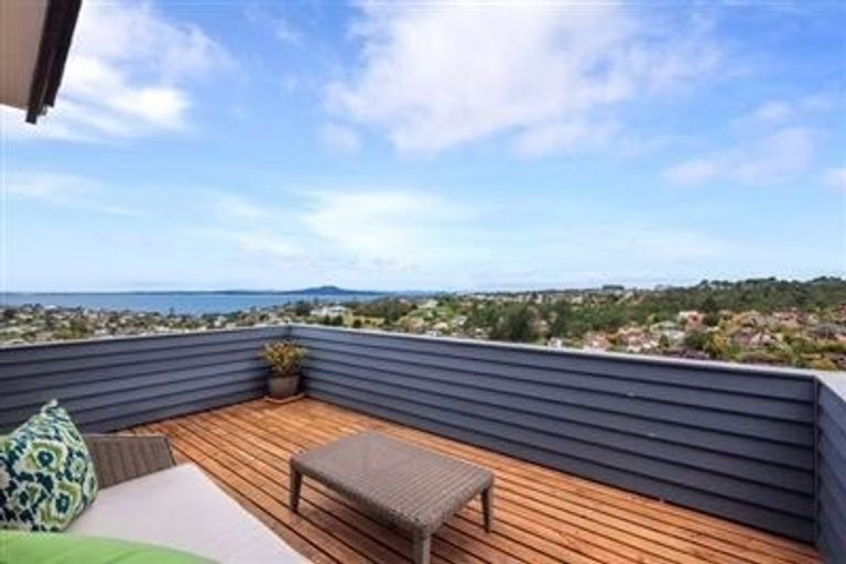 Photo of property in 6 Shearwater Rise, Rothesay Bay, Auckland, 0630