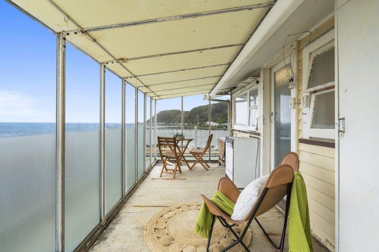 Photo of property in 77 Breaker Bay Road, Breaker Bay, Wellington, 6022