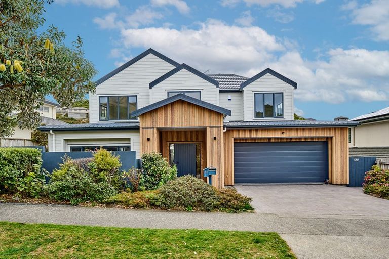 Photo of property in 32 Amesbury Drive, Churton Park, Wellington, 6037