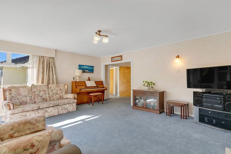 Photo of property in 25 Larsen Crescent, Tawa, Wellington, 5028