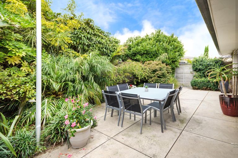 Photo of property in 37 Ina Ville Drive, Pukekohe, 2120