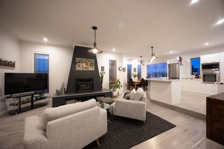 Photo of property in 100 Ruapehu Drive, Fitzherbert, Palmerston North, 4410