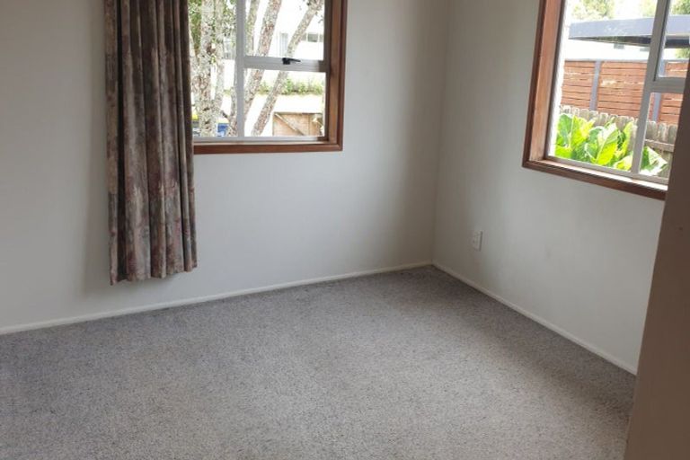 Photo of property in 5 St Catherine Crescent, West Harbour, Auckland, 0618
