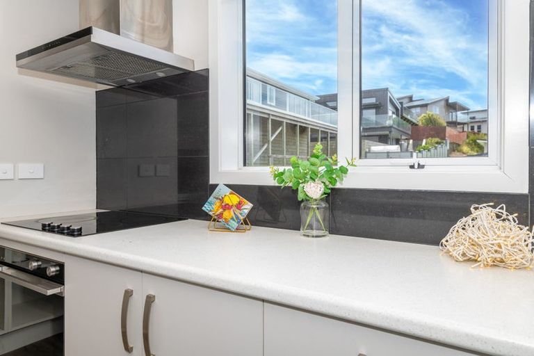 Photo of property in 3 Cessna Way, Newlands, Wellington, 6037