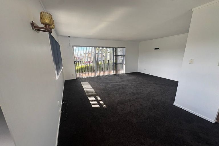 Photo of property in 1/361 Wairau Road, Totara Vale, Auckland, 0629