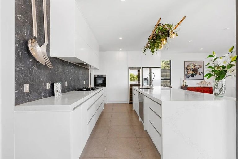 Photo of property in 13 Bartells Drive, Goodwood Heights, Auckland, 2105