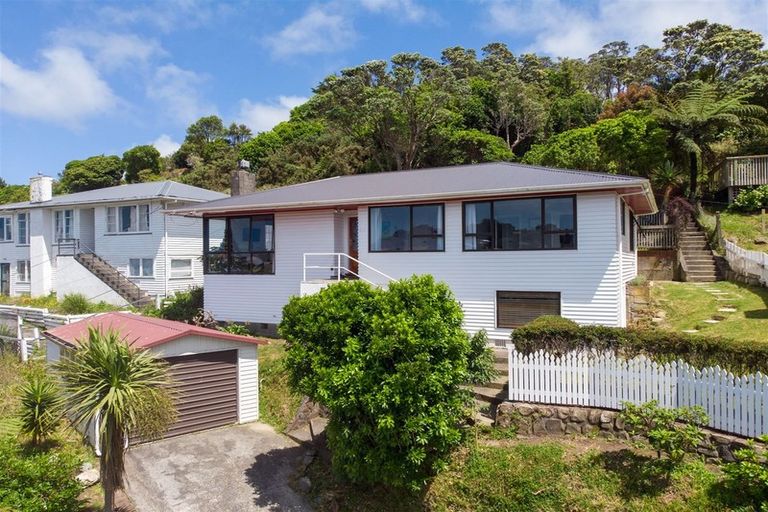 Photo of property in 102 Ruskin Road, Newlands, Wellington, 6037