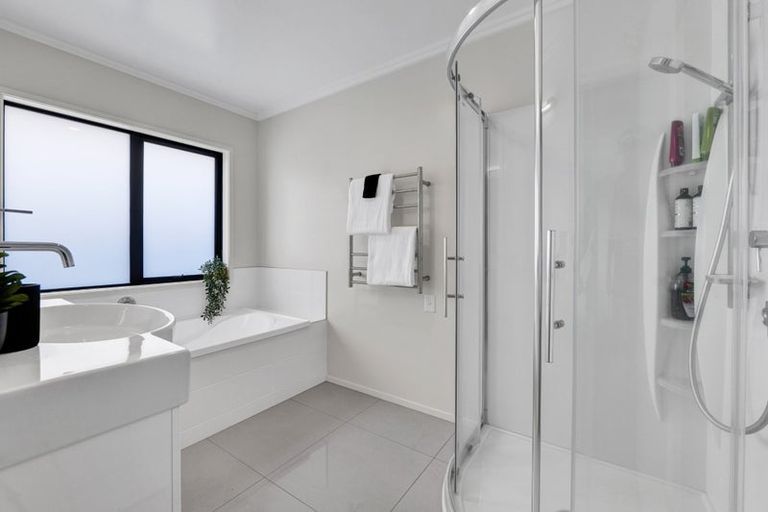 Photo of property in 28 Paynters Avenue, Strandon, New Plymouth, 4312