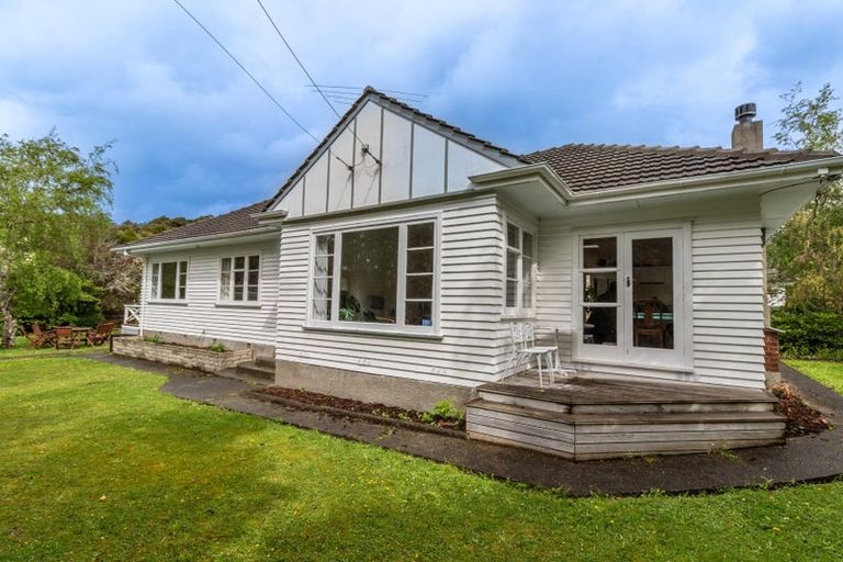 Photo of property in 33 Pinehaven Road, Pinehaven, Upper Hutt, 5019