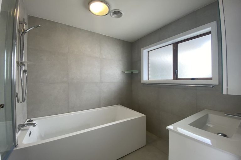 Photo of property in 8 John Downs Drive, Browns Bay, Auckland, 0630