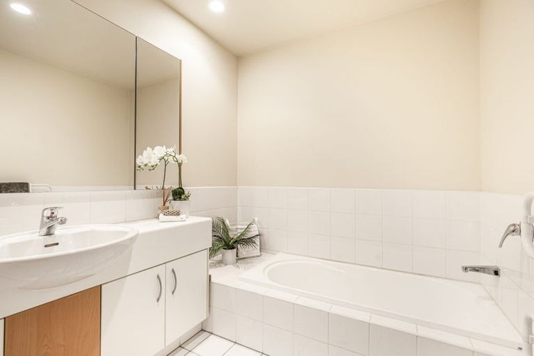 Photo of property in 9/8 Tobago Place, Sunnynook, Auckland, 0620