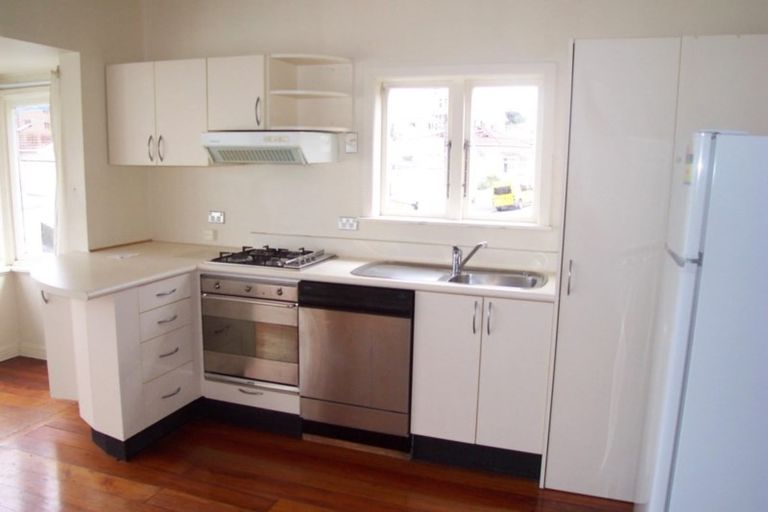 Photo of property in 28 Roxburgh Street, Mount Victoria, Wellington, 6011