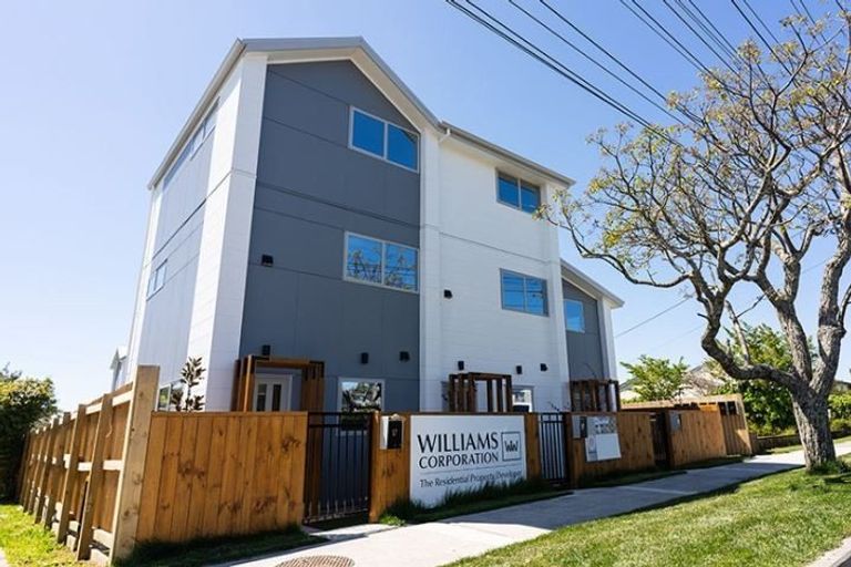 Photo of property in 4/7 Flanshaw Road, Te Atatu South, Auckland, 0610