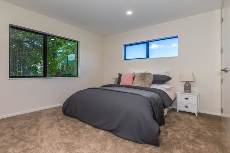 Photo of property in 1 Ti Kouka Place, Te Atatu Peninsula, Auckland, 0610