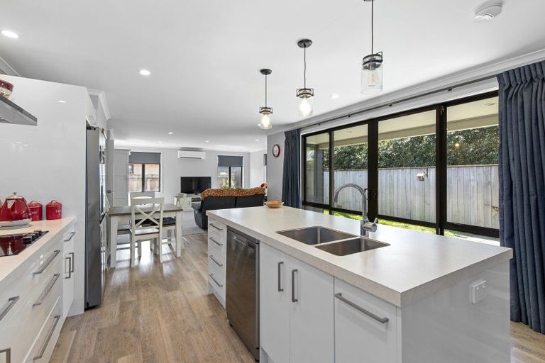 Photo of property in 5 Angus Place, Carterton, 5713