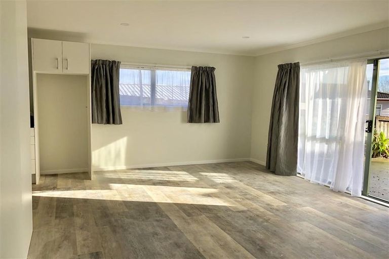 Photo of property in 4 Pureora Place, Clendon Park, Auckland, 2103