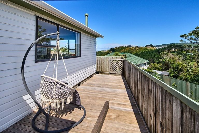 Photo of property in 20 Lyndfield Lane, Newlands, Wellington, 6037
