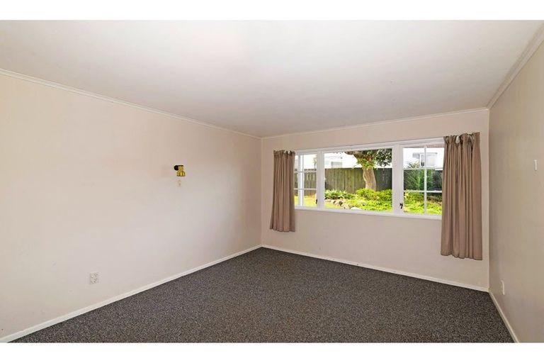 Photo of property in 19 Cyclarama Crescent, Massey, Auckland, 0614