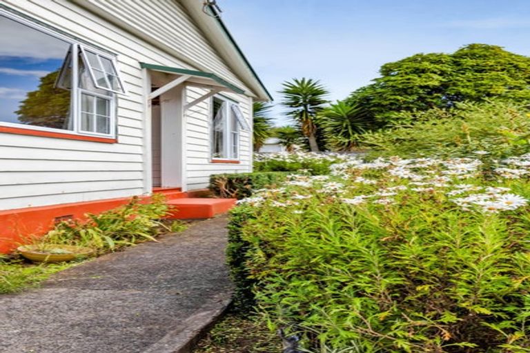 Photo of property in 18 Cameron Street, Hawera, 4610