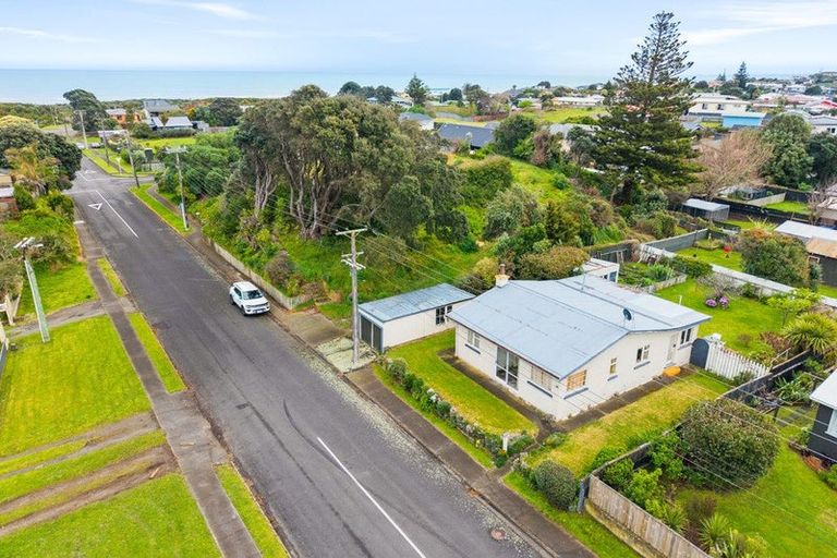 Photo of property in 15 Taupata Street, Castlecliff, Whanganui, 4501