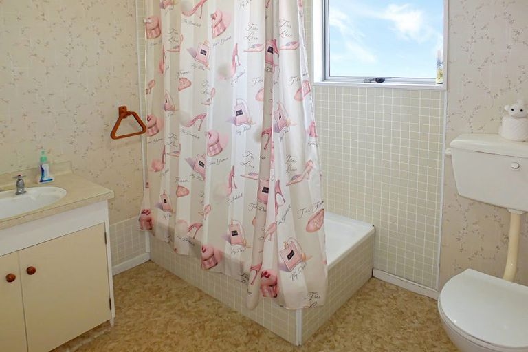 Photo of property in 24 Hall Place, Foxton Beach, Foxton, 4815