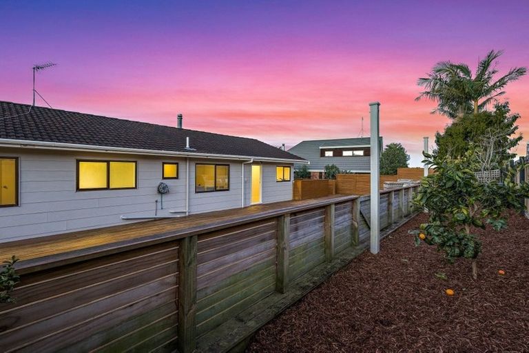 Photo of property in 27 Marina View Drive, West Harbour, Auckland, 0618
