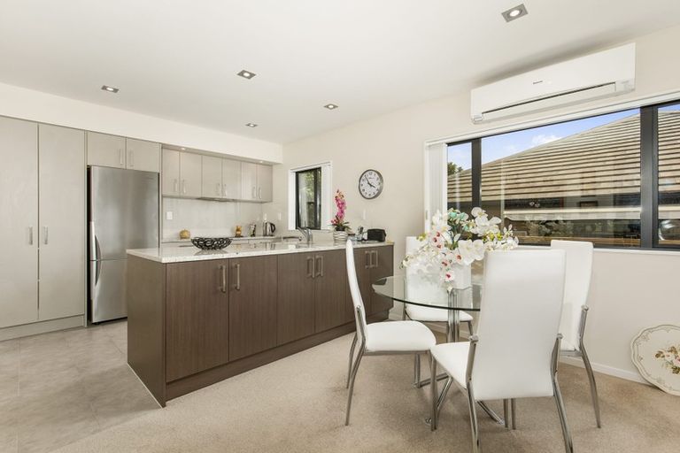 Photo of property in 46 Royalle Mews, Botany Downs, Auckland, 2010