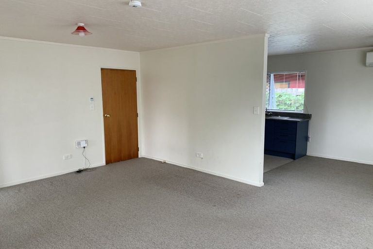 Photo of property in 2/82 Roberts Road, Te Atatu South, Auckland, 0610