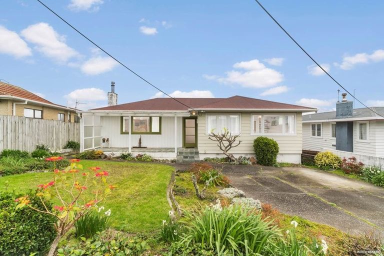 Photo of property in 8 Roberts Road, Glenfield, Auckland, 0629