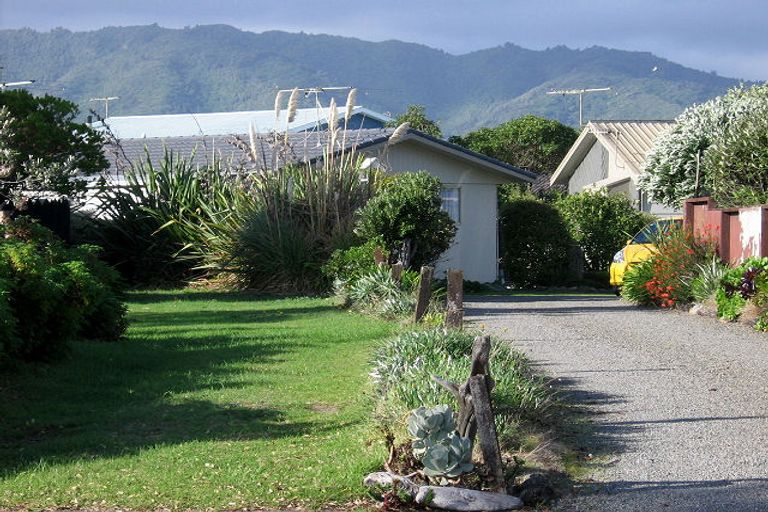 Photo of property in 21 Whitmore Grove, Waikanae Beach, Waikanae, 5036