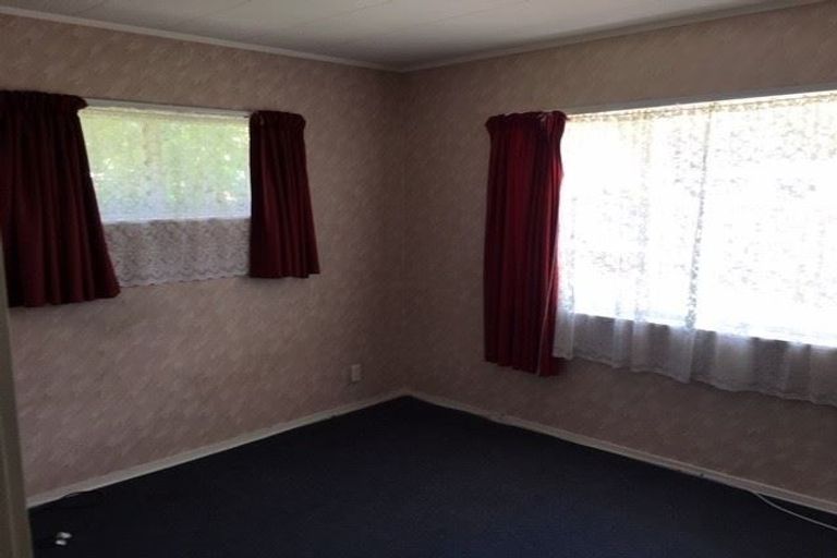 Photo of property in 5 Talavera Place, Te Atatu South, Auckland, 0602