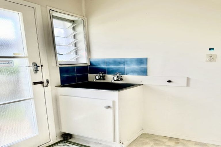 Photo of property in 2/35 Knightsbridge Drive, Forrest Hill, Auckland, 0620