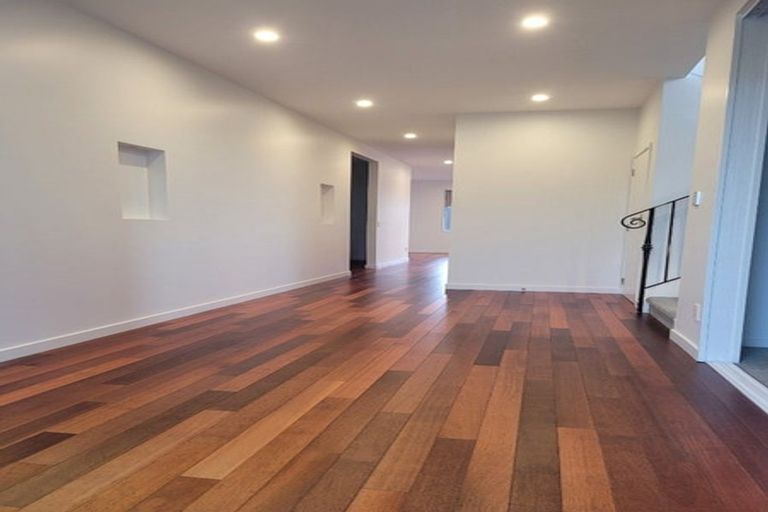 Photo of property in 33 Medallion Drive, Oteha, Auckland, 0632