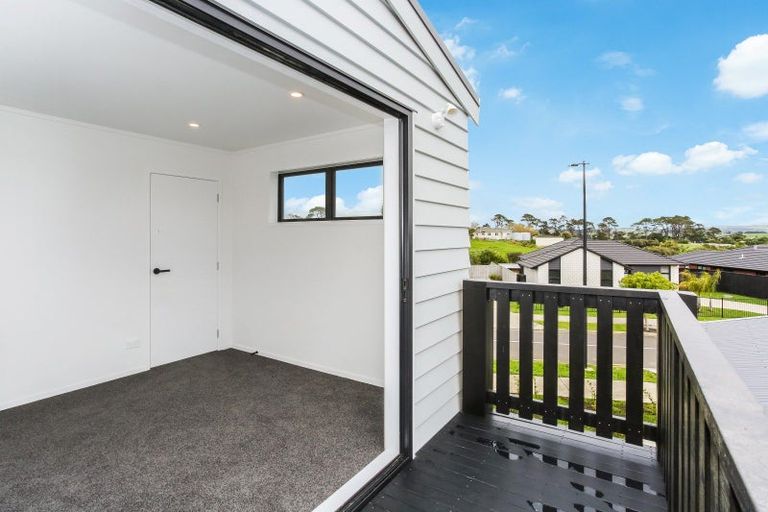 Photo of property in 16 Tahuna Minhinnick Drive, Glenbrook, 2681