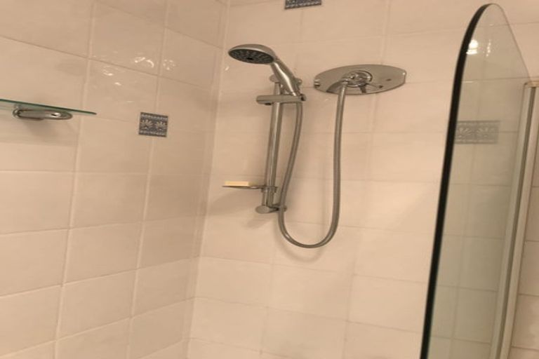 Photo of property in 2/24 Garadice Road, Rothesay Bay, Auckland, 0630