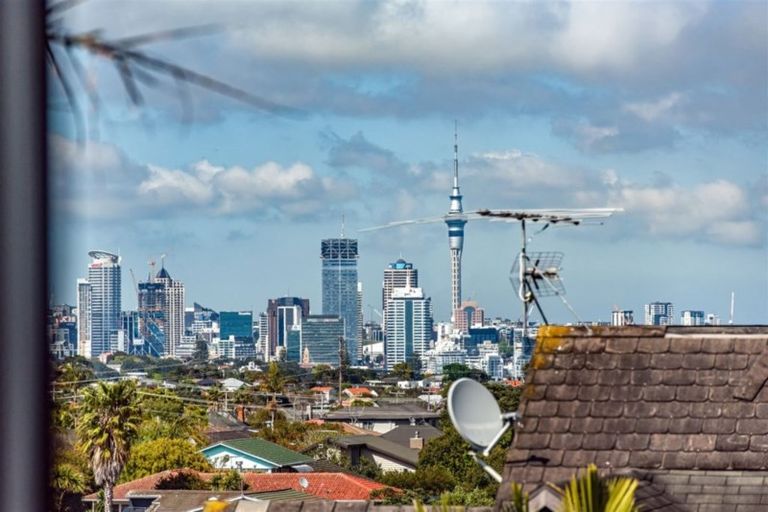 Photo of property in 4a Northumberland Avenue, Belmont, Auckland, 0622