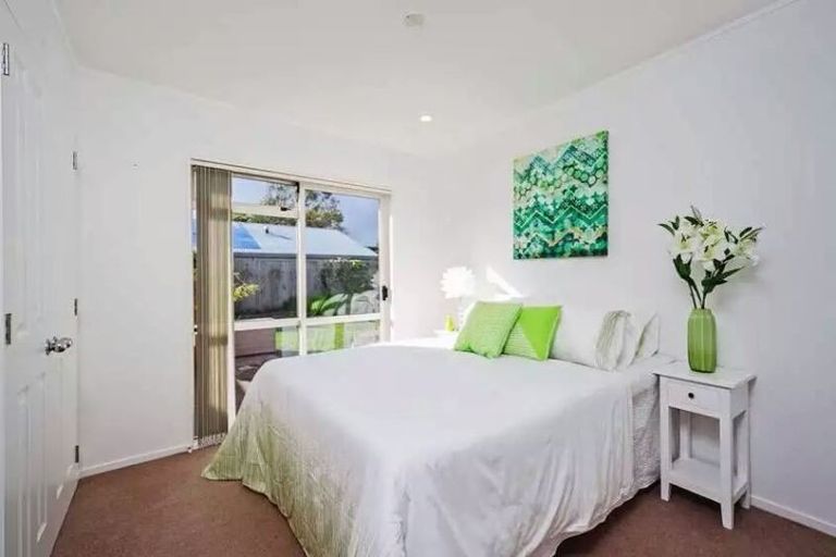 Photo of property in 112 Marina View Drive, West Harbour, Auckland, 0618