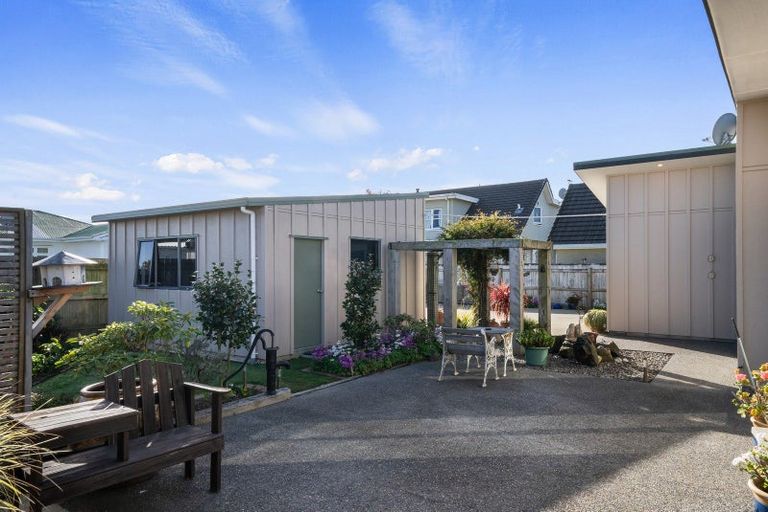 Photo of property in 8a Queenwood Road, Levin, 5510