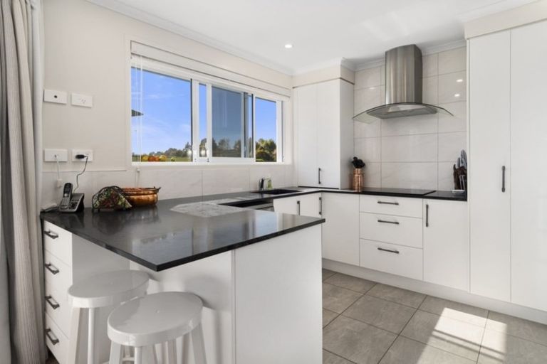 Photo of property in 18 Tranquil Grove, Omokoroa, 3114