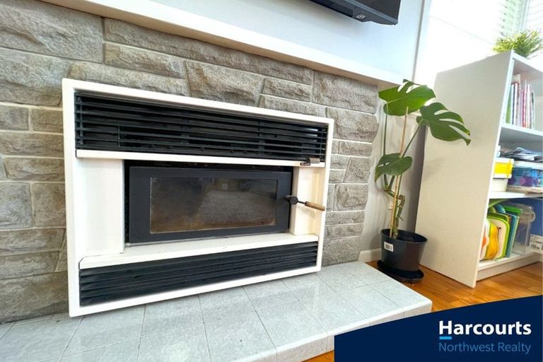 Photo of property in 1/86 Tirimoana Road, Te Atatu South, Auckland, 0602