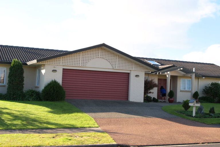 Photo of property in 1 Simon Owen Place, Golflands, Auckland, 2013