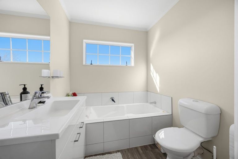 Photo of property in 46 Whiting Grove, West Harbour, Auckland, 0618