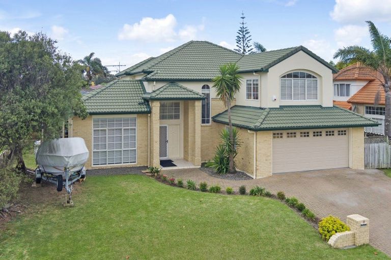 Photo of property in 11 Corta Bella Place, Golflands, Auckland, 2013