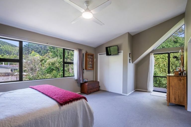Photo of property in 70 Pinehaven Road, Pinehaven, Upper Hutt, 5019
