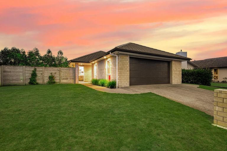 Photo of property in 12 Lombardia Way, Karaka, Papakura, 2113