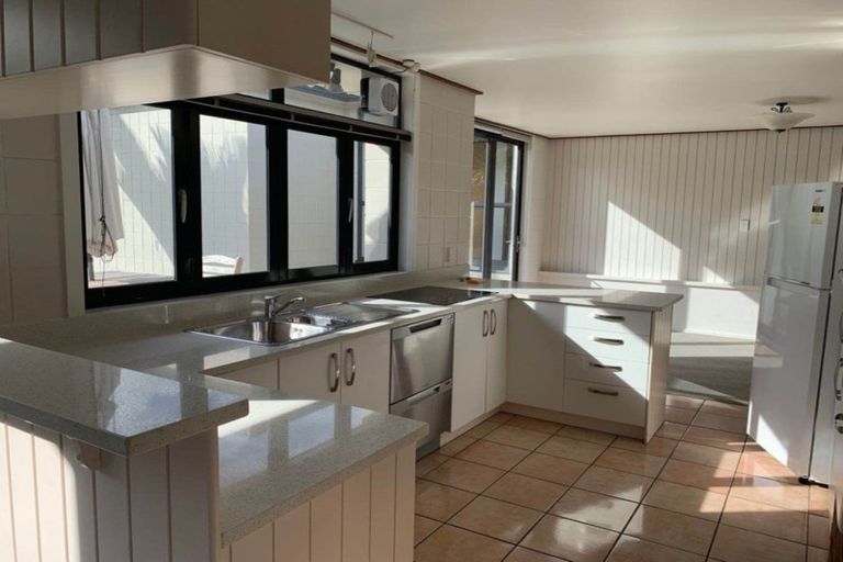 Photo of property in 33 The Crest, Sunnyhills, Auckland, 2010