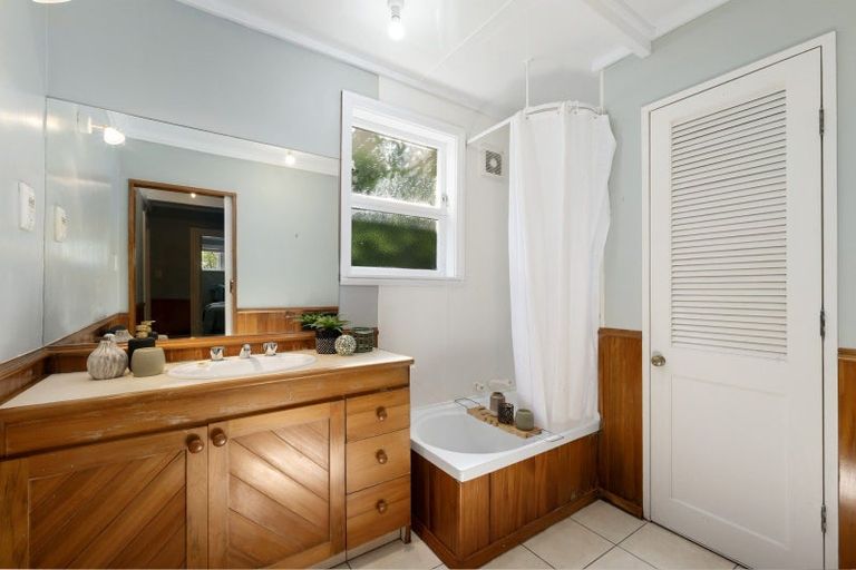 Photo of property in 69 Muritai Road, Eastbourne, Lower Hutt, 5013