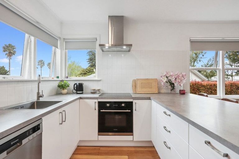Photo of property in 4 Maunder Place, New Lynn, Auckland, 0600