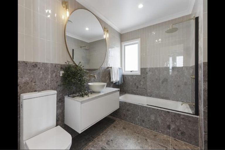 Photo of property in 21 Waione Avenue, Te Atatu Peninsula, Auckland, 0610